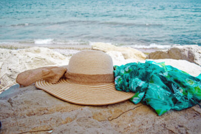 Gesundheitstage - mit Sonnenhut am Strand