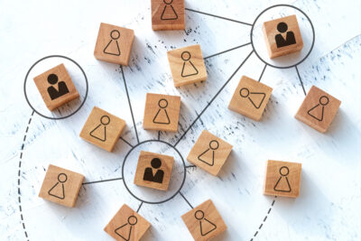 Führungskräfteentwicklung in KMU und sozialen Einrichtungen, Symbolbild: Holzwürfel mit Avataren