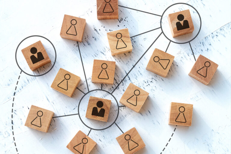 Führungskräfteentwicklung in KMU und sozialen Einrichtungen, Symbolbild: Holzwürfel mit Avataren