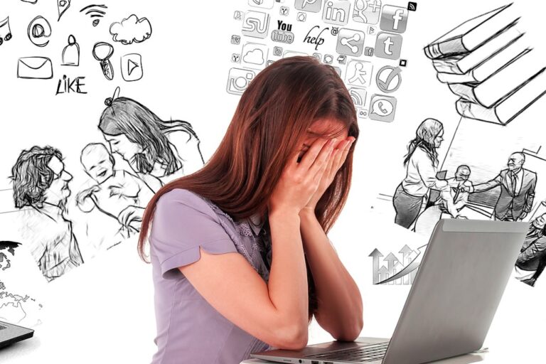 Resilienz Coaching - Typische Themen, Symbolfoto: Frau hält die Hände vor Gesicht