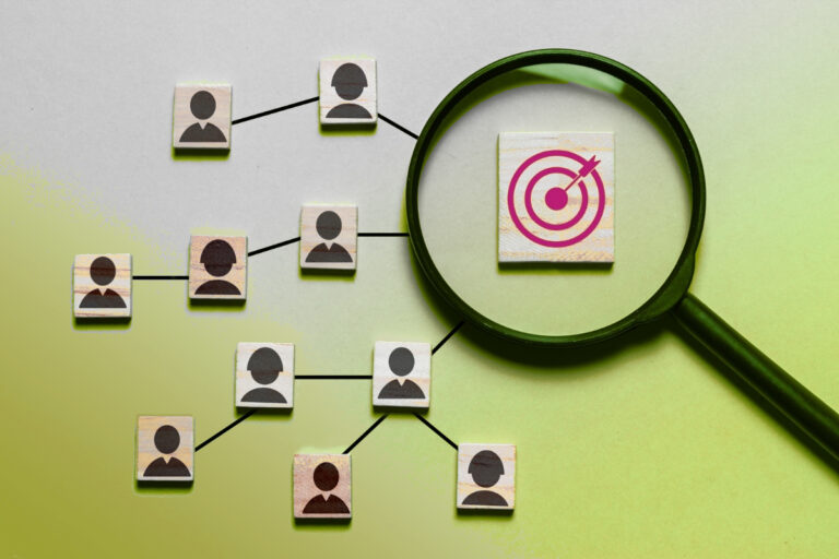 Symbolgrafik: Mitarbeiter auf mehreren Linien zum Ziel