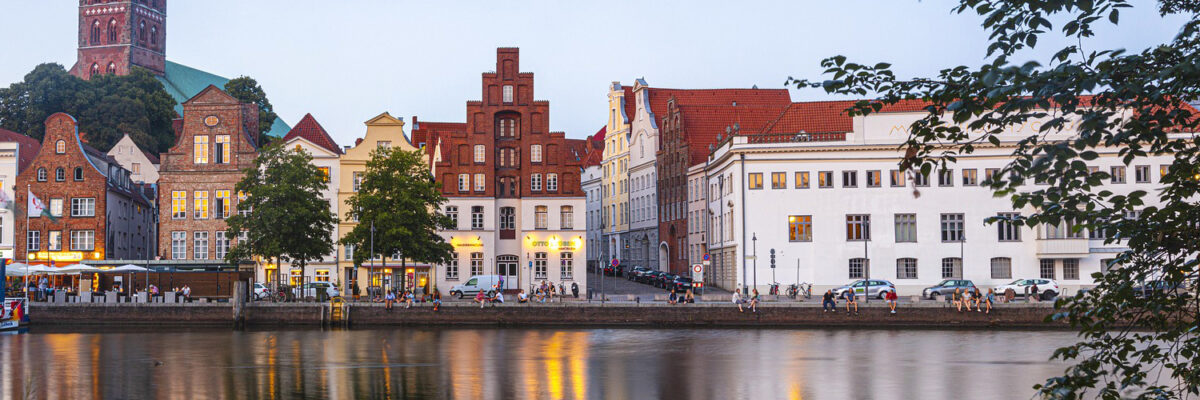 Lübeck Trave - Wasser und Altstadthäuser